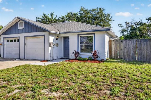 House in Palm Harbor, Florida 2 bedrooms, 74.04 sq.m. № 2266416 - photo 2