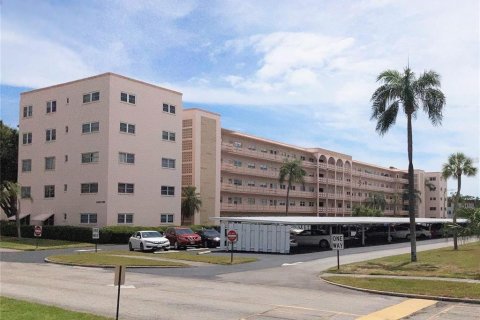 Condo in Saint Petersburg, Florida, 1 bedroom  № 1802228 - photo 1