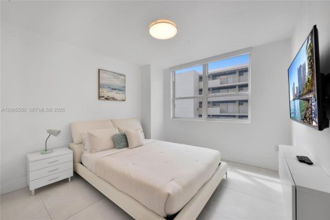 Condo in Hallandale Beach, Florida, 3 bedrooms  № 2384501 - photo 14