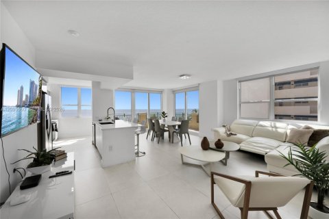 Condo in Hallandale Beach, Florida, 3 bedrooms  № 2384501 - photo 3