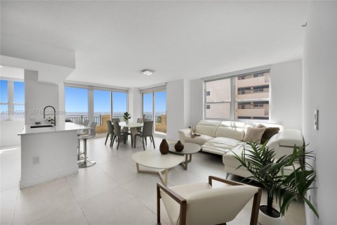Condo in Hallandale Beach, Florida, 3 bedrooms  № 2384501 - photo 4