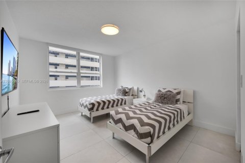 Condo in Hallandale Beach, Florida, 3 bedrooms  № 2384501 - photo 16
