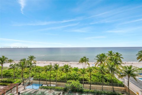 Condo in Hallandale Beach, Florida, 3 bedrooms  № 2384501 - photo 24