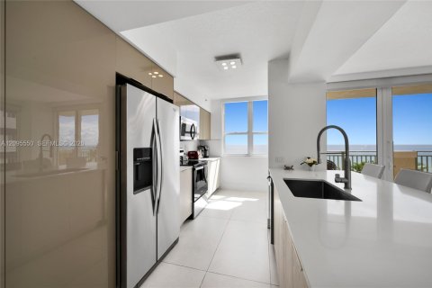 Condo in Hallandale Beach, Florida, 3 bedrooms  № 2384501 - photo 9