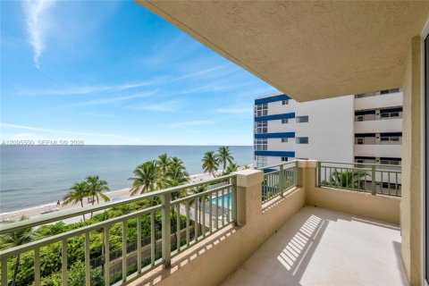Condo in Hallandale Beach, Florida, 3 bedrooms  № 2384501 - photo 26
