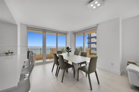 Condo in Hallandale Beach, Florida, 3 bedrooms  № 2384501 - photo 7