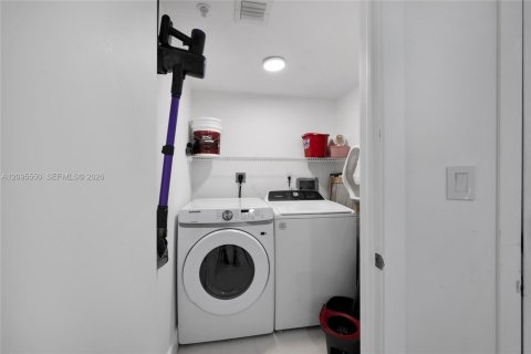 Condo in Hallandale Beach, Florida, 3 bedrooms  № 2384501 - photo 22