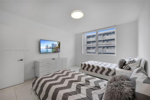Condo in Hallandale Beach, Florida, 3 bedrooms  № 2384501 - photo 15