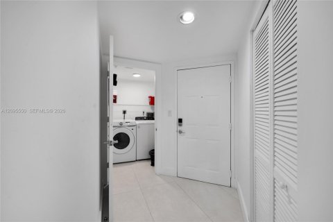 Condo in Hallandale Beach, Florida, 3 bedrooms  № 2384501 - photo 23
