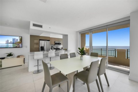 Condo in Hallandale Beach, Florida, 3 bedrooms  № 2384501 - photo 8