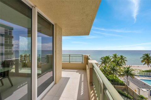 Condo in Hallandale Beach, Florida, 3 bedrooms  № 2384501 - photo 2