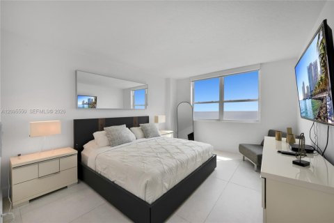 Condo in Hallandale Beach, Florida, 3 bedrooms  № 2384501 - photo 12