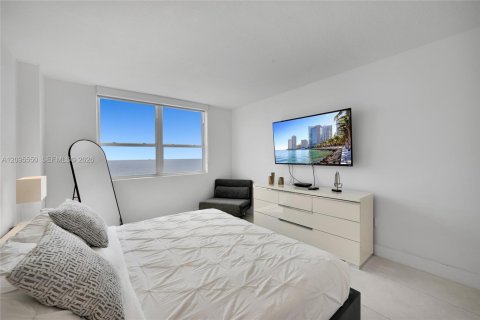 Condo in Hallandale Beach, Florida, 3 bedrooms  № 2384501 - photo 13
