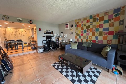 Condo in Lauderhill, Florida, 1 bedroom  № 1954501 - photo 14