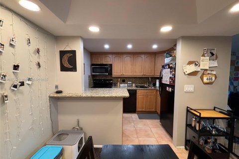 Condo in Lauderhill, Florida, 1 bedroom  № 1954501 - photo 4