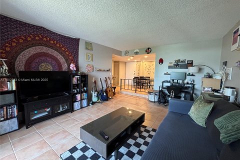 Condo in Lauderhill, Florida, 1 bedroom  № 1954501 - photo 13