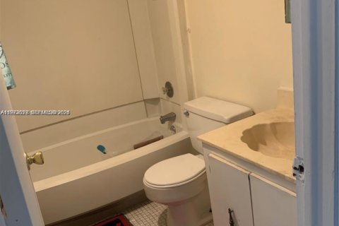 Condominio en alquiler en Lauderhill, Florida, 2 dormitorios, 81.1 m2 № 2033210 - foto 2