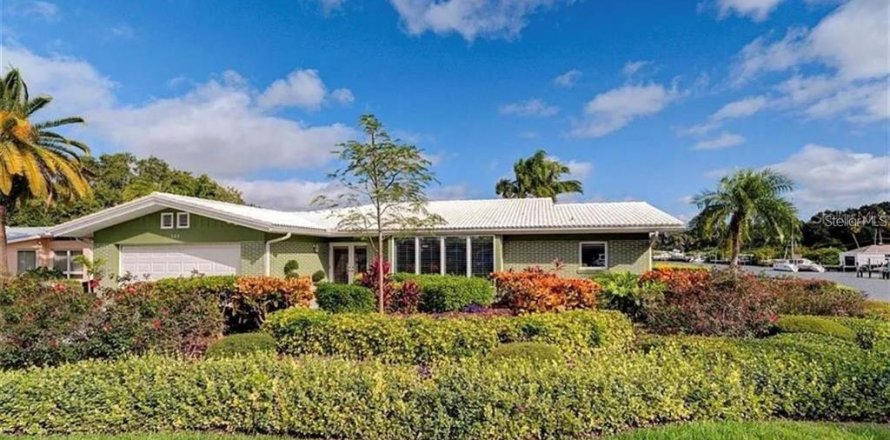 House in Largo, Florida 3 bedrooms, 243.78 sq.m. № 1716823