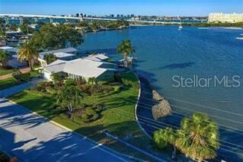 House in Largo, Florida 3 bedrooms, 243.78 sq.m. № 1716823 - photo 2