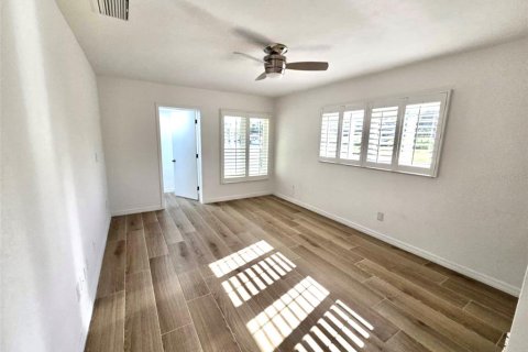 House in Largo, Florida 3 bedrooms, 243.78 sq.m. № 1716823 - photo 7