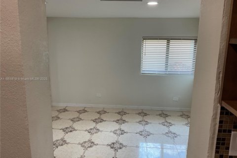 House in North Miami, Florida 3 bedrooms, 156.73 sq.m. № 1893175 - photo 11