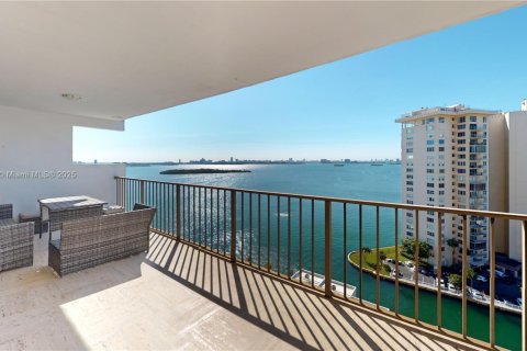 Condo in Miami, Florida, 2 bedrooms  № 1623133 - photo 1
