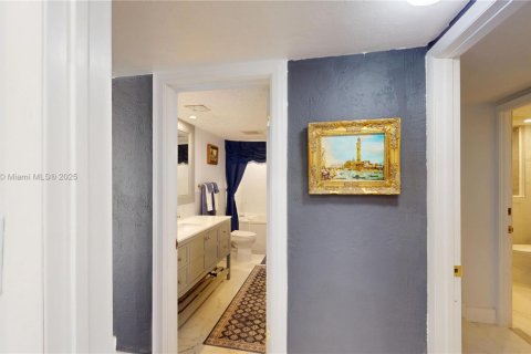 Condo in Miami, Florida, 2 bedrooms  № 1623133 - photo 16