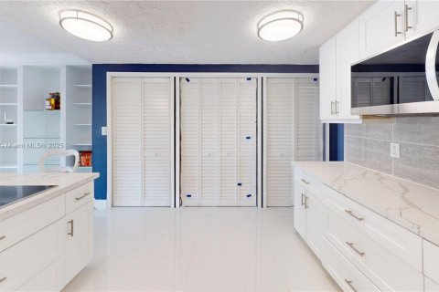 Condo in Miami, Florida, 2 bedrooms  № 1623133 - photo 5