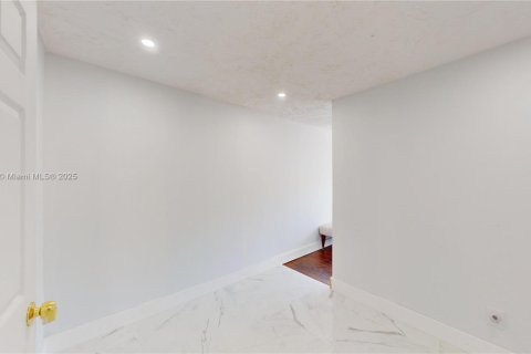 Condo in Miami, Florida, 2 bedrooms  № 1623133 - photo 11