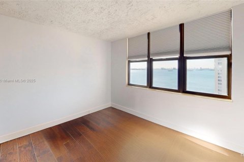 Condo in Miami, Florida, 2 bedrooms  № 1623133 - photo 13