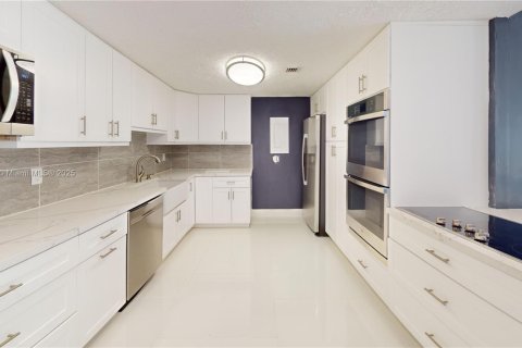 Condo in Miami, Florida, 2 bedrooms  № 1623133 - photo 7