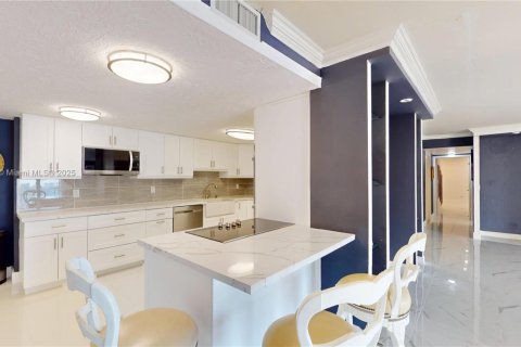 Condo in Miami, Florida, 2 bedrooms  № 1623133 - photo 10