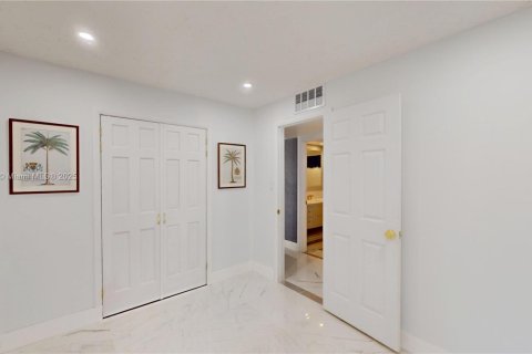 Condo in Miami, Florida, 2 bedrooms  № 1623133 - photo 15
