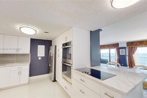 Condo in Miami, Florida, 2 bedrooms  № 1623133 - photo 9