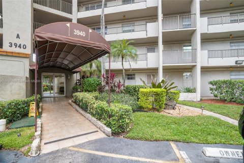 Condominio en venta en Lauderhill, Florida, 3 dormitorios, 164.44 m2 № 1949511 - foto 1