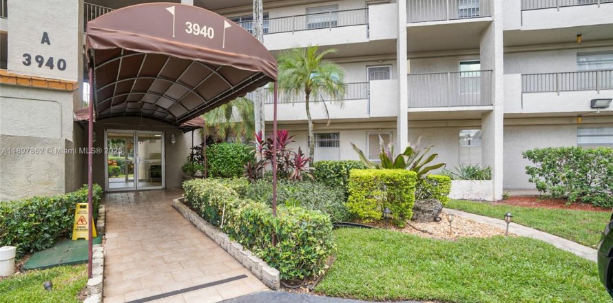 Condominio en Lauderhill, Florida, 3 dormitorios № 1949511