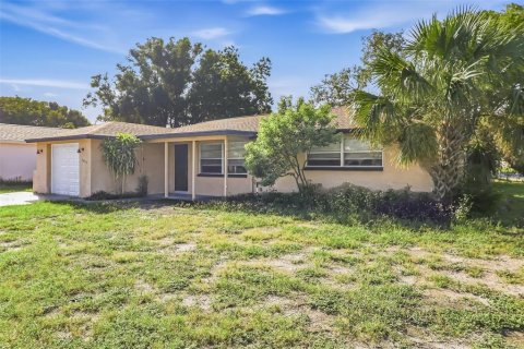 Villa ou maison à louer à Port Richey, Floride: 3 chambres, 121.7 m2 № 2390876 - photo 2
