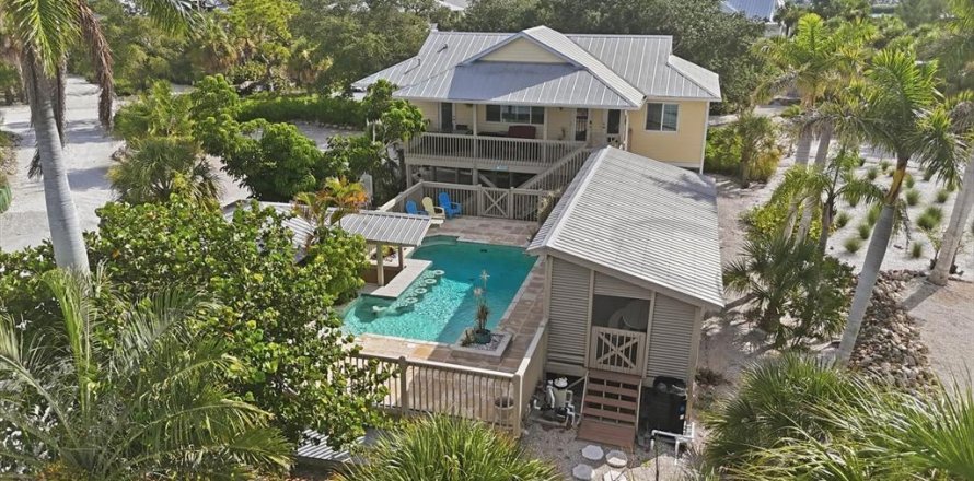 House in Placida, Florida 2 bedrooms, 117.43 sq.m. № 2197748