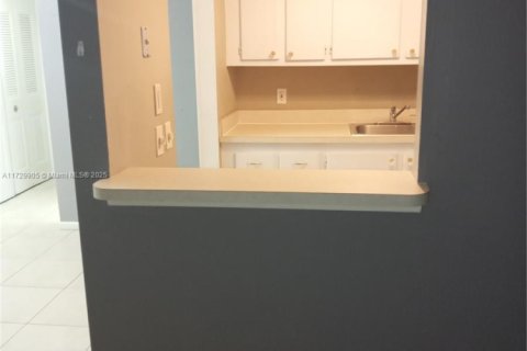 Condo in West Palm Beach, Florida, 1 bedroom  № 1703151 - photo 5