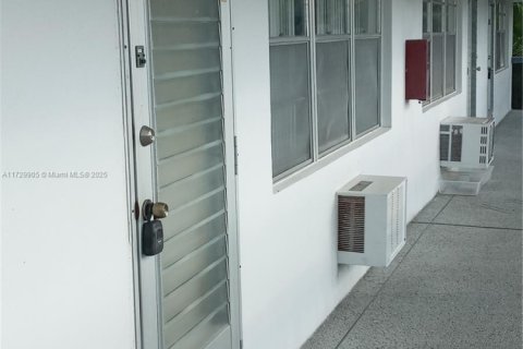 Condo in West Palm Beach, Florida, 1 bedroom  № 1703151 - photo 2