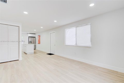 House in Miramar, Florida 3 bedrooms, 96.25 sq.m. № 1774261 - photo 10