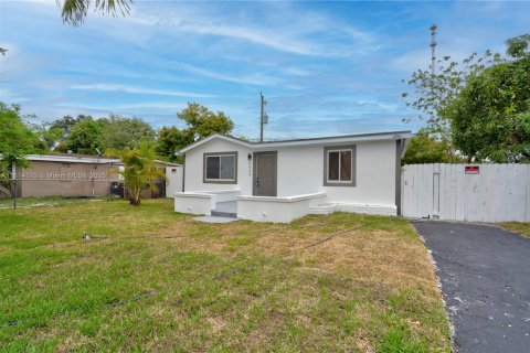 House in Miramar, Florida 3 bedrooms, 96.25 sq.m. № 1774261 - photo 2