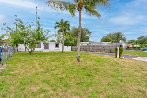 House in Miramar, Florida 3 bedrooms, 96.25 sq.m. № 1774261 - photo 3