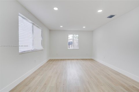 House in Miramar, Florida 3 bedrooms, 96.25 sq.m. № 1774261 - photo 13