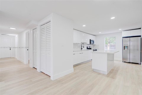 House in Miramar, Florida 3 bedrooms, 96.25 sq.m. № 1774261 - photo 11