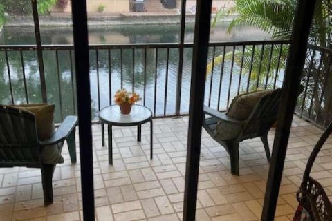 Townhouse in Miami Lakes, Florida 3 bedrooms, 135.64 sq.m. № 2183050 - photo 5