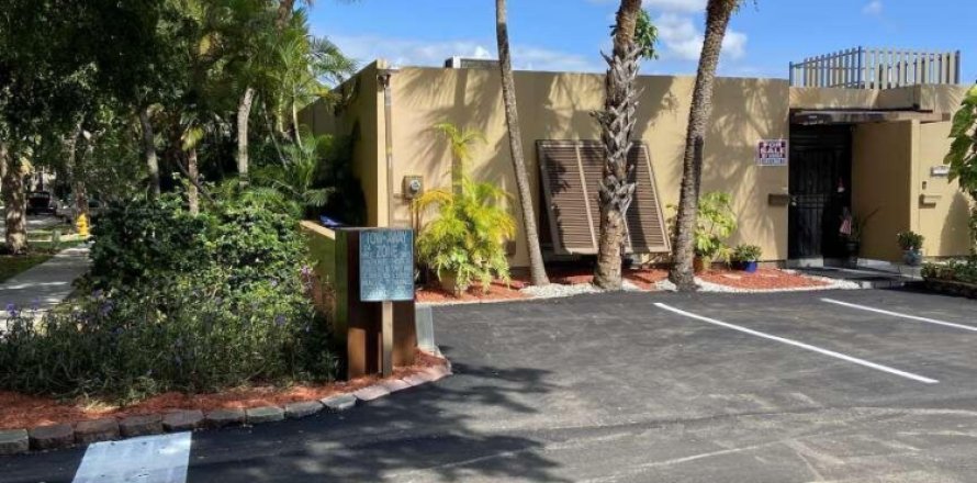 Townhouse in Miami Lakes, Florida 3 bedrooms, 135.64 sq.m. № 2183050
