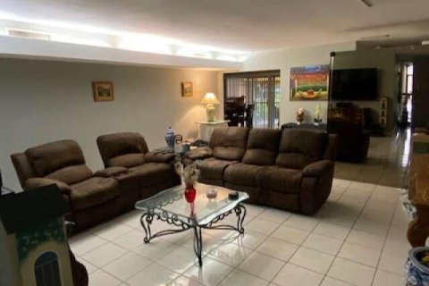 Townhouse in Miami Lakes, Florida 3 bedrooms, 135.64 sq.m. № 2183050 - photo 2
