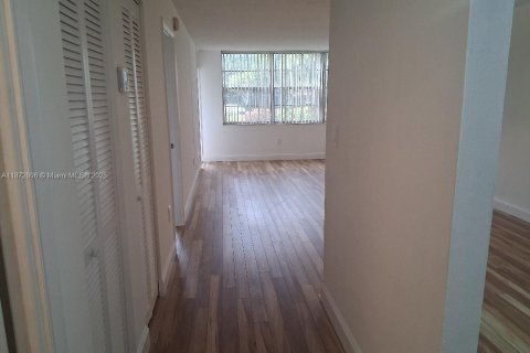 Снять в аренду кондоминиум в Пемброк-Пайнс, Флорида 1 спальня, 85.47м2, № 1941179 - фото 4