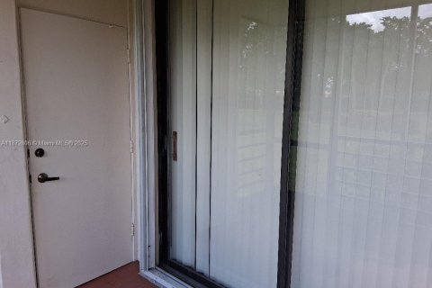 Снять в аренду кондоминиум в Пемброк-Пайнс, Флорида 1 спальня, 85.47м2, № 1941179 - фото 19